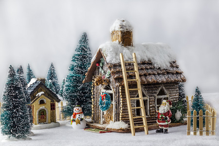 圣诞人像摄影照片_新的一年圣诞屋装饰着雪图圣诞老人