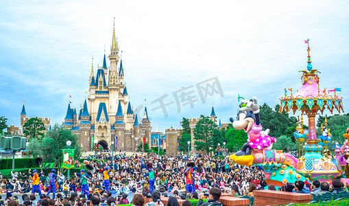日本千叶： 人群看到白天展露在灰姑娘城堡在东京迪斯尼乐园