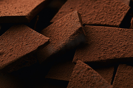 可可粉中巧克力棒堆的关闭视图