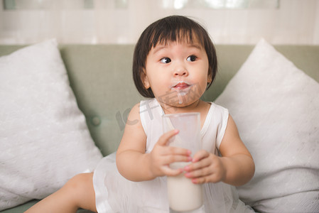 补水美妆首页摄影照片_女婴喝牛奶