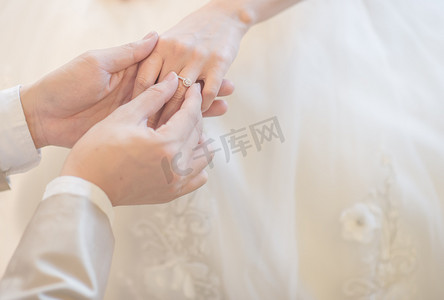 新郎穿新娘的结婚戒指
