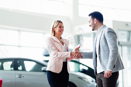 销售人员在经销处向买方出售汽车合作商务