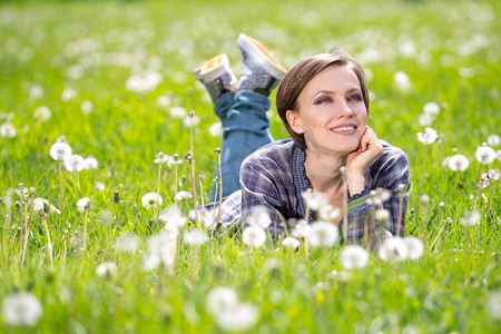 免费场摄影照片_绿色自然的快乐的春天女人