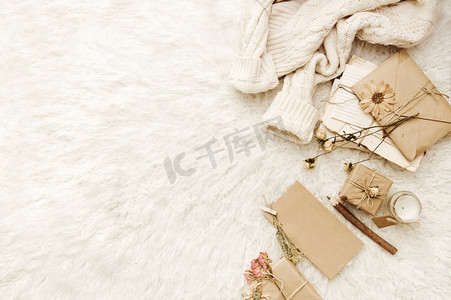 简约平躺在时髦舒适的家庭组成与毛衣, 工艺元素和礼物 