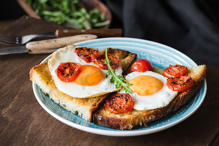 烤西红柿摄影照片_早餐烤面包配鸡蛋, 芝麻菜和烤西红柿, 特写视图