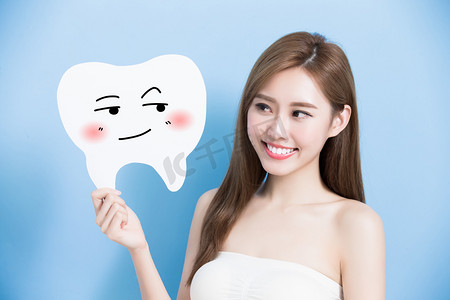 健康牙齿海报摄影照片_可爱的牙齿广告牌的女人  