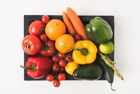 从白色背景看深色木箱中五颜六色的蔬菜和水果