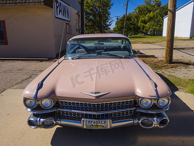 经典美国 Oldtimer 汽车像粉红色凯迪拉克在66路-斯特劳德-俄克拉何马州-2017年10月16日