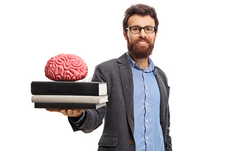 教授展示一堆书和一个大脑模型