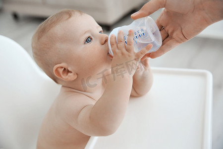 放弃从瓶子里，特写喝水婴儿的母亲