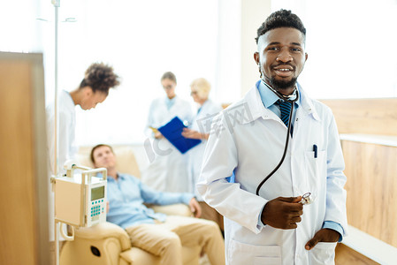 年轻的非洲裔美国人医生在医院