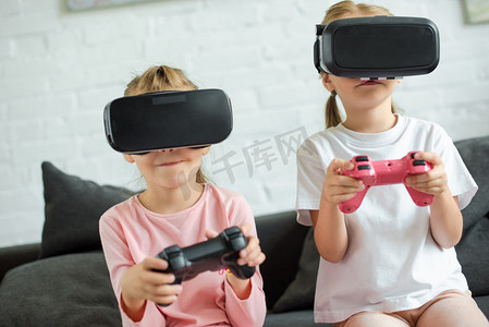 模糊的视野中的孩子在虚拟现实耳机在家里的沙发上玩视频游戏