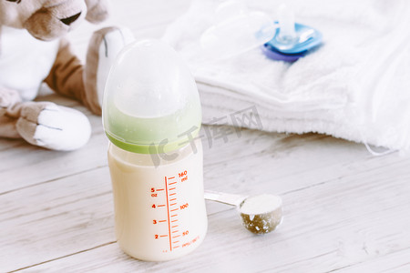 木桌上的奶瓶和婴儿奶