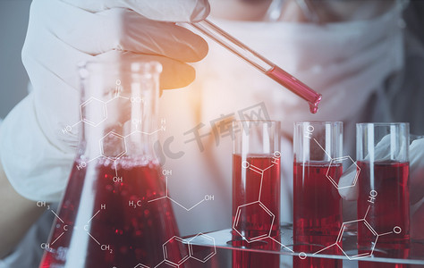 具有用于分析、医疗、制药和科学研究概念的液体玻璃实验室化学试管的研究人员.
