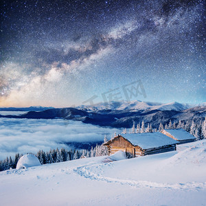 做核酸场面摄影照片_晚上在山下的星星下的小屋。美国宇航局的好意。在霜冻日的魔术活动。期待假期的到来。戏剧性的场面。喀尔巴阡山, 乌克兰, 欧洲