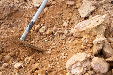 人气新品摄影照片_被称为锄锹的人使用的疏浚工具被用来挖掘土壤不是很深。为农业和建筑目的种植或挖小孔。人气在家里.