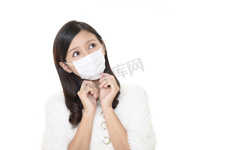 戴着流感面具的女人