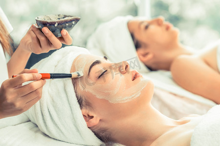 美容美发女子在健康温泉接受专业皮肤科医生的面部美容按摩治疗。抗衰老、面部皮肤护理和奢侈生活方式概念.