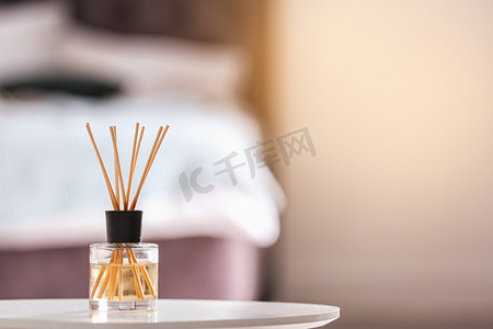 影响摄影照片_餐桌上的芳香芦苇空气清新剂对背景模糊的影响