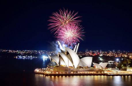 悉尼, 澳大利亚-2018年3月8日-明亮的烟花爆竹爆炸在悉尼歌剧院在一个美丽的展示在晚上