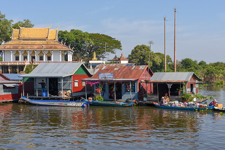 柬埔寨洞里萨湖 sap 湖-2018年1月13日: 柬埔寨洞里萨湖湖水上的浮动村庄.