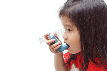 一个女孩使用治疗喷雾处理哮喘和呼吸问题隔离                                   