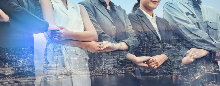 双曝光业务人员携手合作, 展示员工关系, 团结协作.