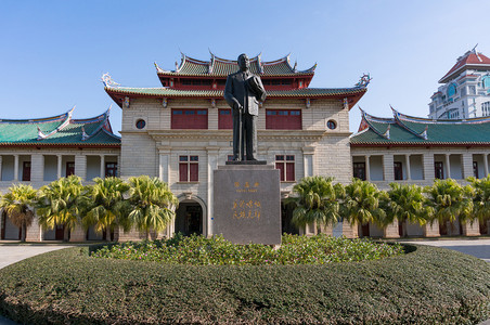厦门, 中国-2018年2月13日: 厦门大学 Qunxian 大厦前 Chenjiageng 雕像