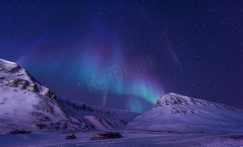 本周之星摄影照片_极地北极北极光在挪威斯瓦尔巴特的天空之星朗伊尔城城人山