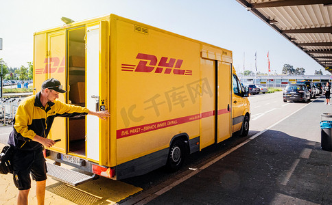 机场乘机摄影照片_在巴登-巴登德国机场的 Dhl 送货车