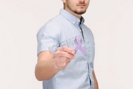 被裁剪的男子显示紫色意识丝带为一般癌症意识, 狼疮意识, 药物过量, 家庭暴力符号白色隔离