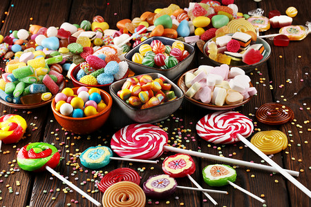甜蜜糖果屋摄影照片_糖果加果冻和糖。不同的孩子丰富多彩的数组
