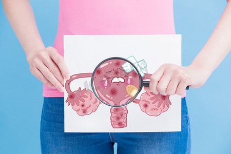怀孕的人摄影照片_妇女与子宫广告牌和放大镜在蓝色背景