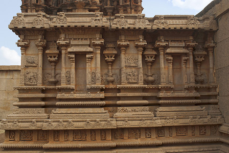 安曼神社外墙, 哈扎拉玛拉寺。皇家中心。亨比, 卡纳卡, 印度。浮雕描绘了 devakoshtas falnked 由 Vaishnava dvarpalas 和匀称的 kumbhapanjaras.