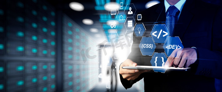 编码软件开发人员使用增强现实仪表板计算机图标的 scrum 敏捷开发和代码叉和版本控制与响应性的网络安全。工作与广泛的 Vr 屏幕的商人.