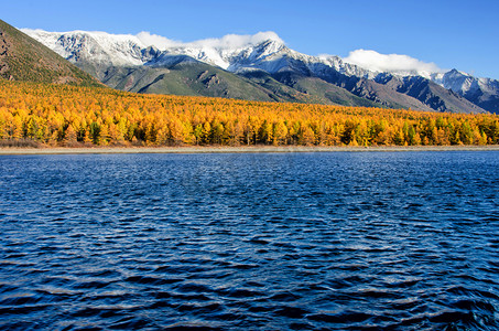 树叶云彩摄影照片_贝加尔湖和西伯利亚山脉与云彩天气和反射, 俄国