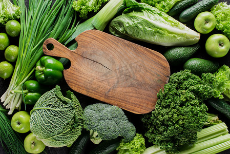 绿色蔬菜与健康饮食理念的木板观