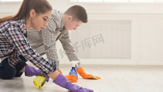 洗脸服务摄影照片_年轻夫妇一起洗地板