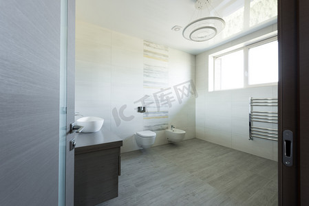 现代灰色卫生间的室内卫生间和坐浴盆, 从门看