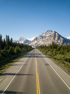 在一个充满活力的阳光明媚的夏日里, 加拿大落基山脉的一条风景秀丽的公路鸟瞰图。在加拿大艾伯塔省班夫的冰原公路大道上拍摄.