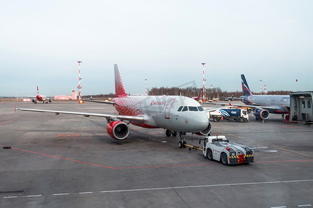 空客 a-319 推回两俄罗斯俄罗斯航空公司。俄罗斯, 圣彼得堡, 飞机场普尔科沃。2018年4月20日.