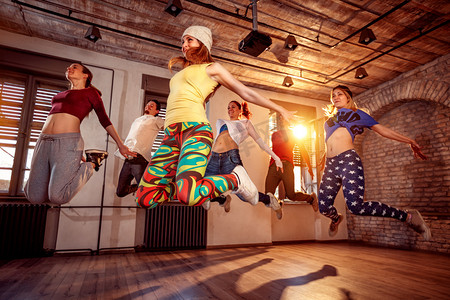 音乐中摄影照片_一群跳舞的人在音乐中跳跃。体育、舞蹈与城市文化理念