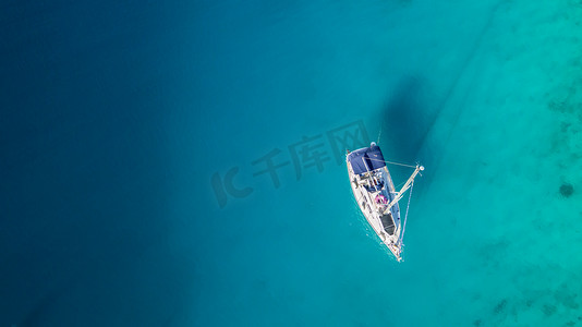 航行水运摄影照片_帆船停泊在克罗地亚湾, 鸟瞰图。积极的生活方式、水运和海洋体育.
