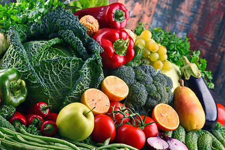 蔬菜的种类摄影照片_组成与各种原料的有机蔬菜和水果
