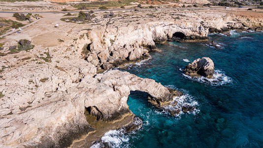 岩质海岸摄影照片_与蓝海, 塞浦路斯的戏剧性岩石海岸鸟瞰