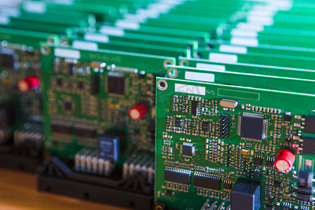许多电子印制电路板的特写与许多表面安装的零件. 水平图像定位