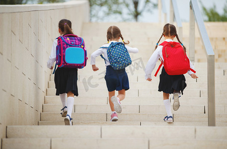 可爱返回摄影照片_快乐的孩子女孩女朋友女学生小学学校