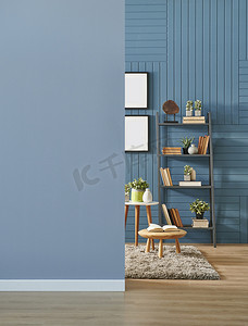 蓝墙背景和装饰书架，配有书毯框架和家用物品.