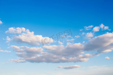 美丽的蓝天，白云作为你的文字或创意设计的背景。有选择的重点