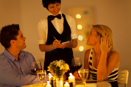 年轻夫妇订购晚餐到女服务员在一家餐馆